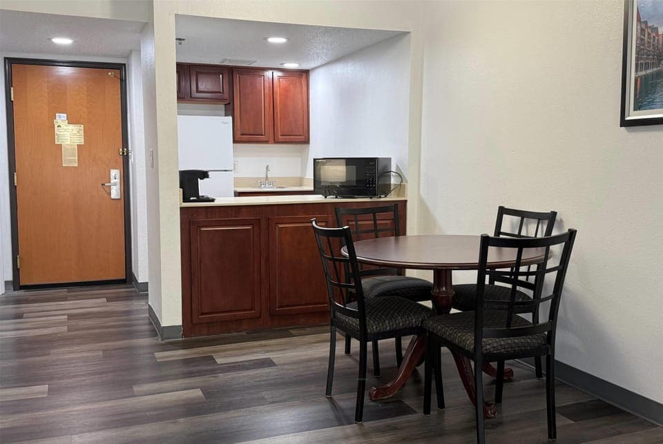 Room, 1 King Bed (One-Bedroom) | Premium bedding, in-room safe, desk, soundproofing