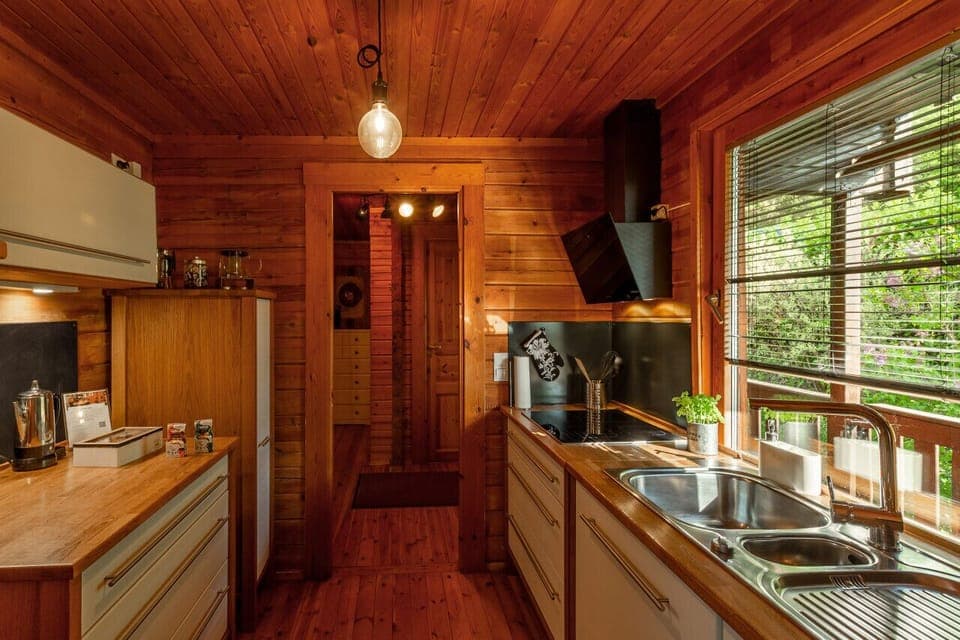 Lust auf selber kochen? Selbst von der vollausgestatteten Küche, genießt du den Blick ins Grüne.