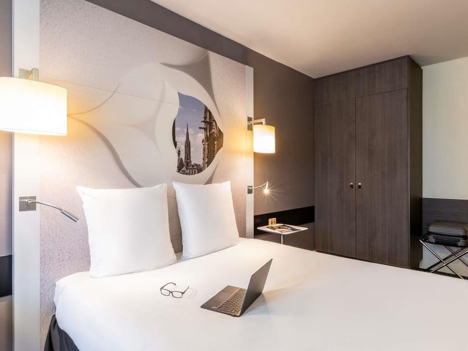 Classic Double Room, 1 Double Bed | In-room safe, desk, blackout drapes, soundproofing