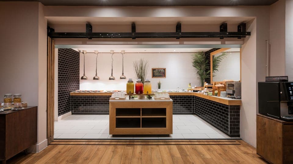 Daily full breakfast (GBP 16.95 per person)