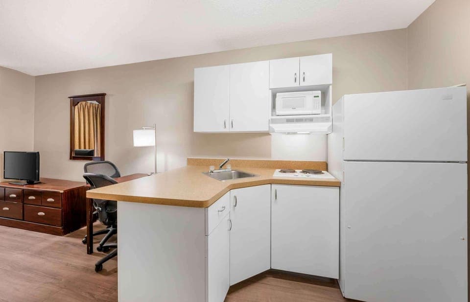 Fridge, microwave, stovetop, coffee/tea maker