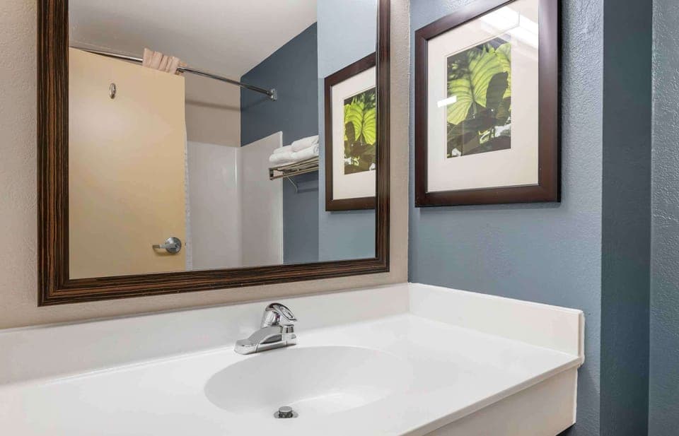 Studio, 1 King Bed, Non Smoking | Bathroom | Combined shower/tub, free toiletries, hair dryer, towels
