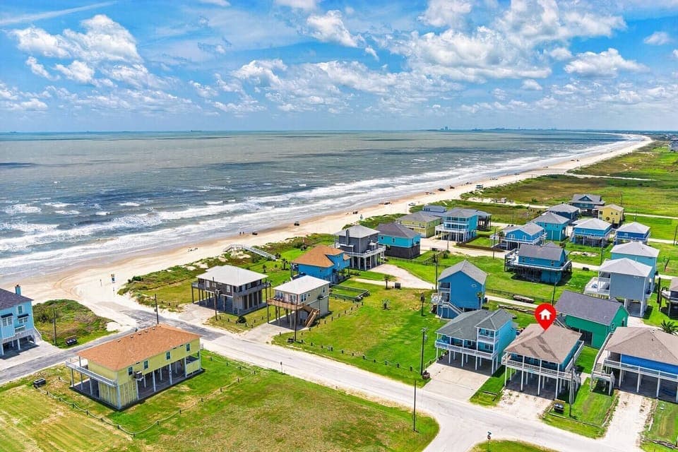 Just a 1 min walk to sandy feet!