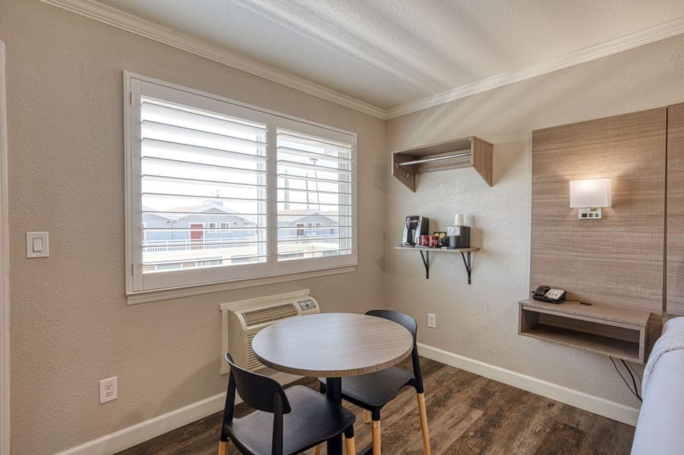 Suite, 1 King Bed | Desk, iron/ironing board, rollaway beds, free WiFi