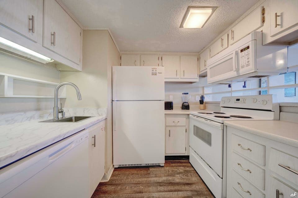 Perfectly appointed kitchen with everything you need to prepare a great dinner!