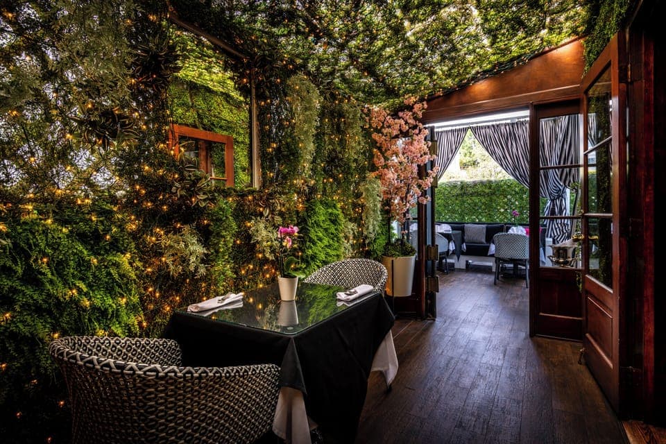 Breakfast, lunch and dinner served