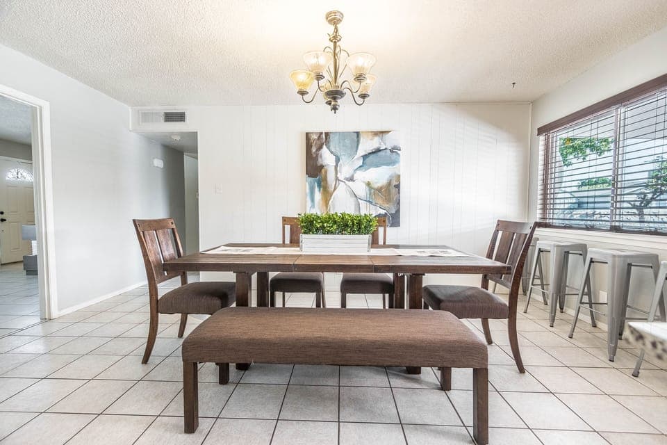 Comfortable dinning table, Perfect for the Holidays !!