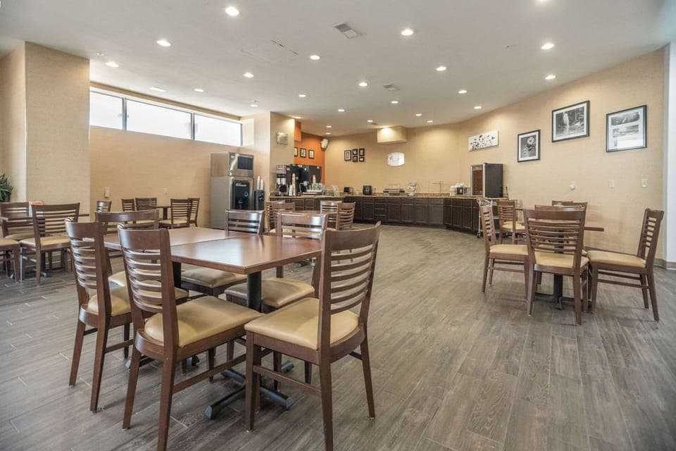 Free buffet breakfast on weekdays