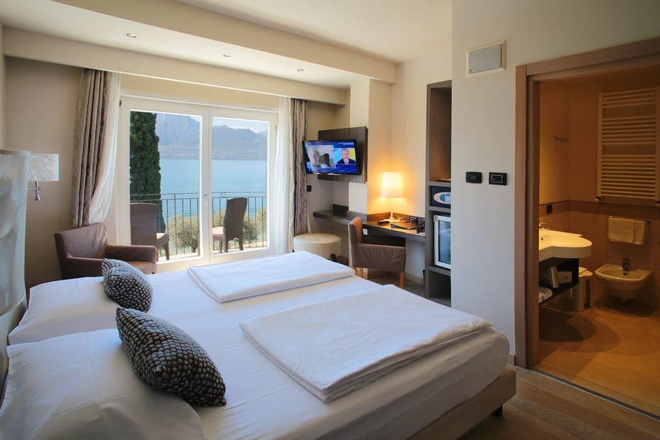 Minibar, in-room safe, desk, free WiFi