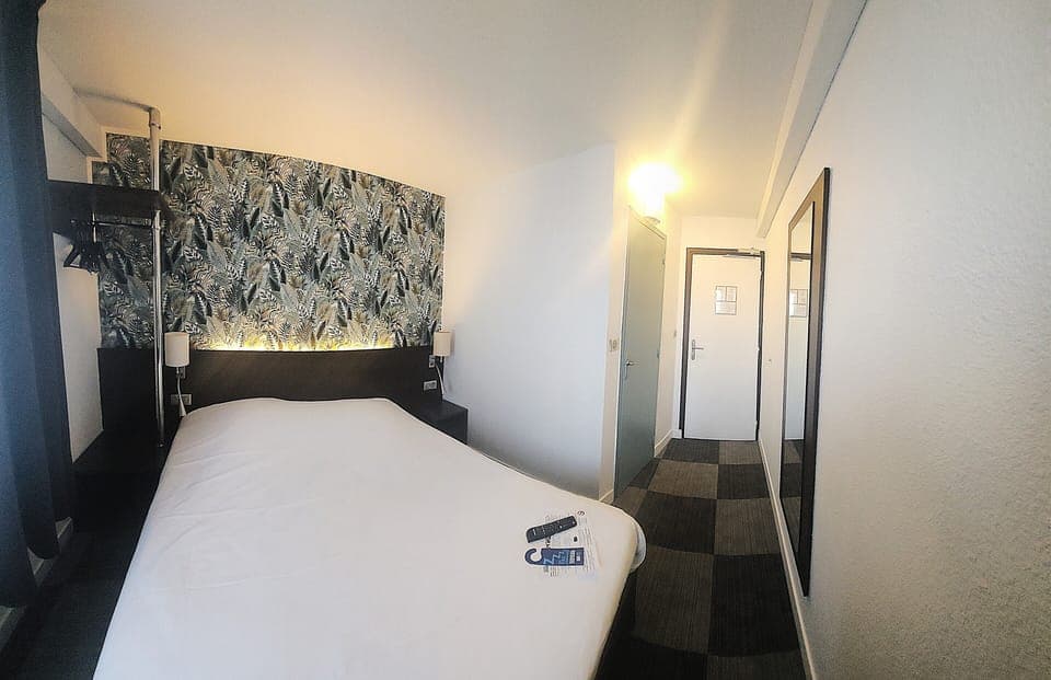 Desk, soundproofing, free WiFi, bed sheets