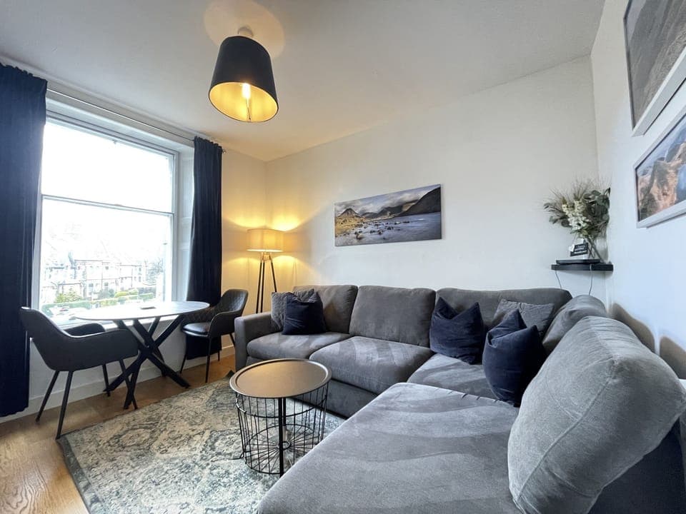 This bright and comfortable first floor apartment in Keswick town centre is perfect for couples looking for a Lakeland retreat