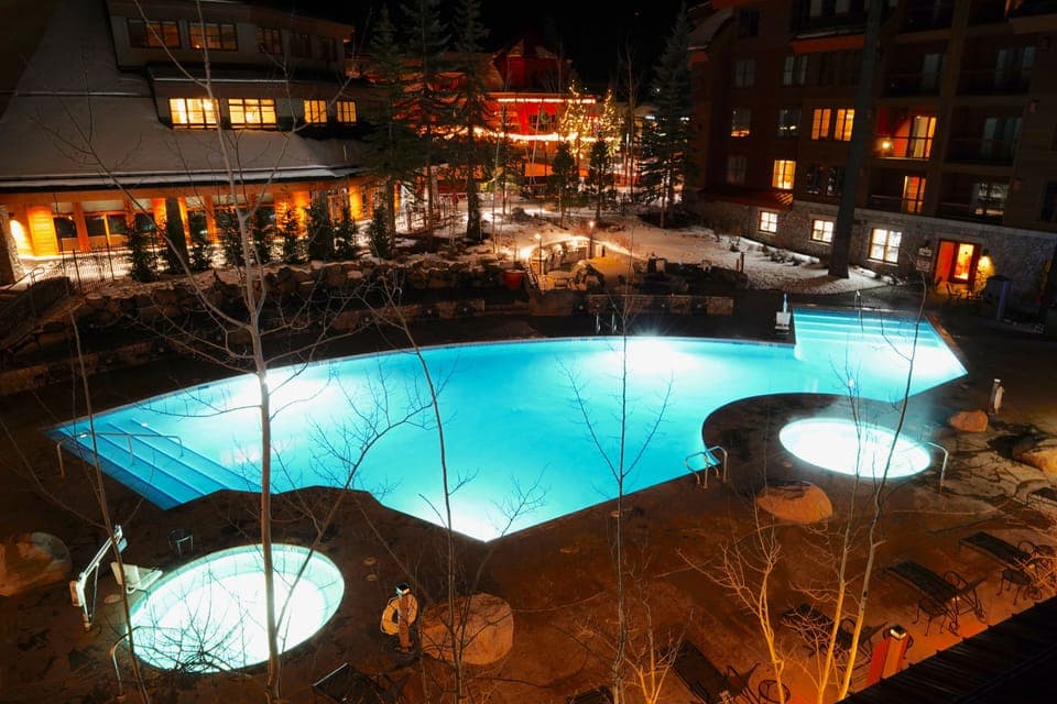 Outdoor pool, pool umbrellas, sun loungers