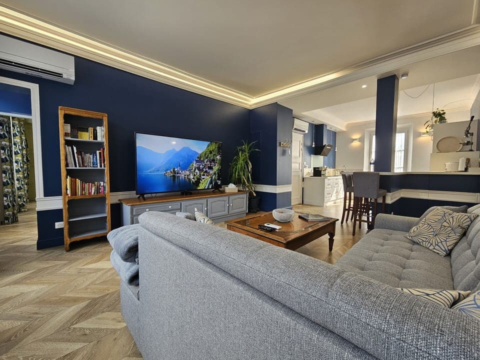 General view of the living room and the 75" LG connected TV