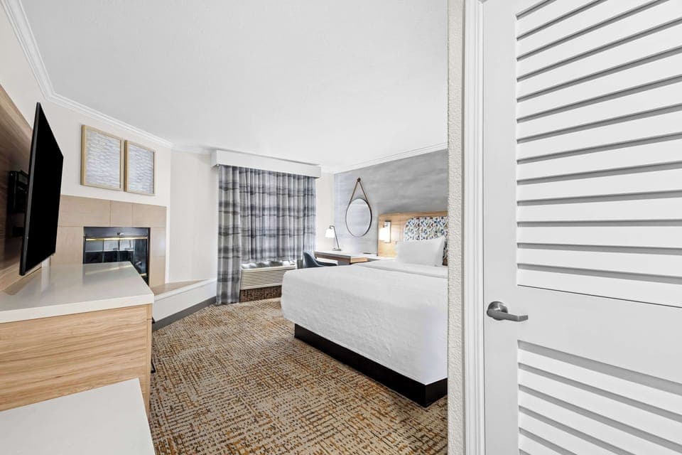 Room, 1 King Bed, Non Smoking, Fireplace | In-room safe, iron/ironing board, free cribs/infant beds, free WiFi