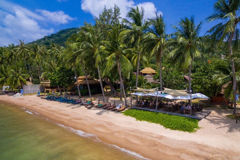 Breakfast, lunch, dinner served; Thai cuisine, beach views 