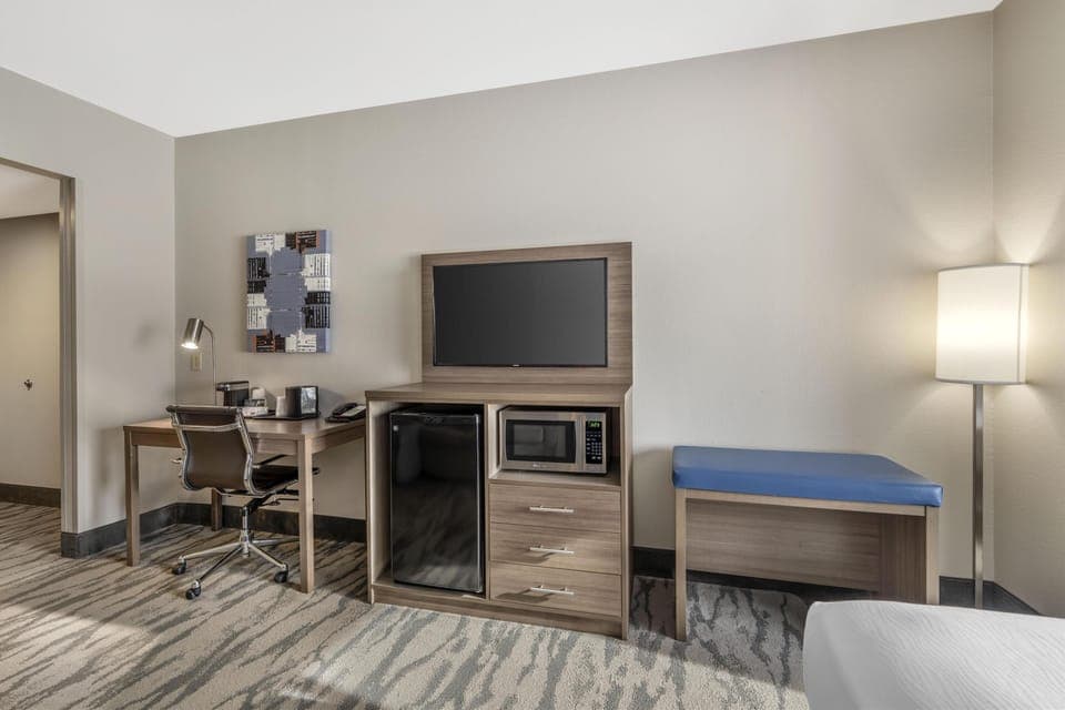Suite, 1 King Bed, Non Smoking, Refrigerator & Microwave | In-room safe, desk, laptop workspace, iron/ironing board