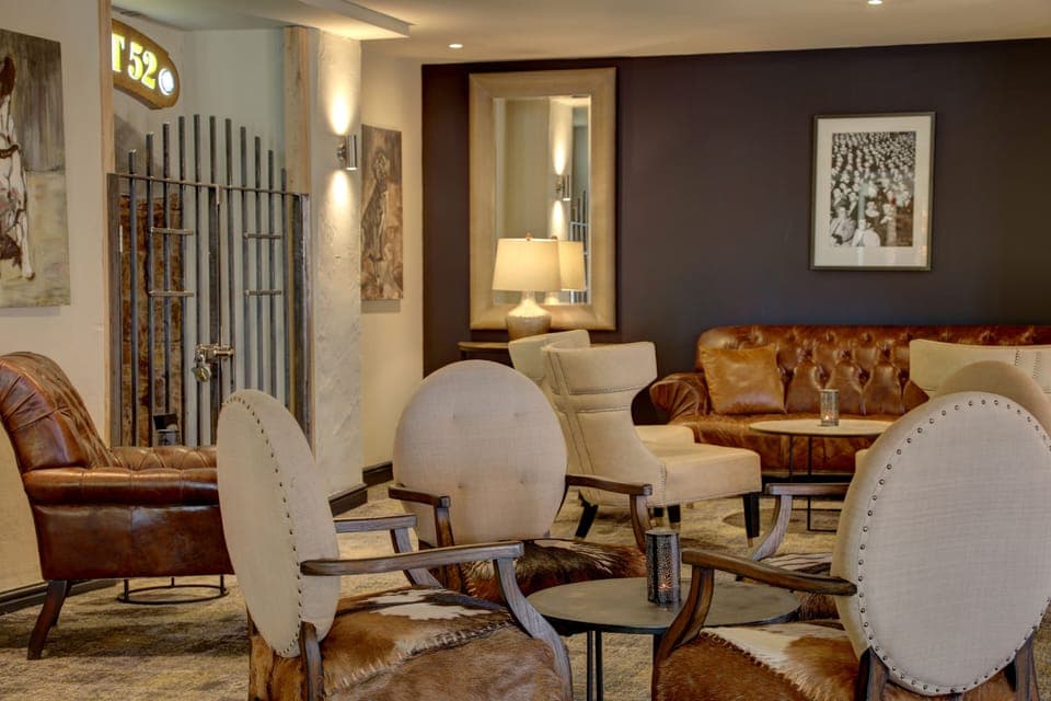 3 bars/lounges, cocktail bar