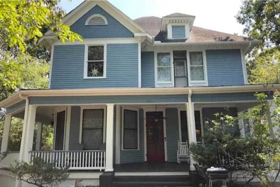 This 6-bedroom house is a festive, spacious place for families and friends!