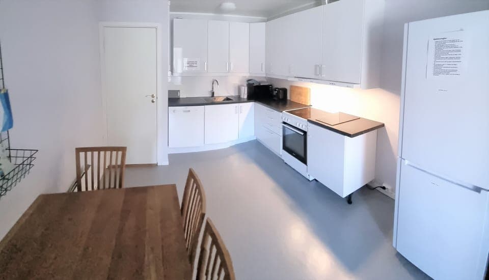Full-size fridge, microwave, oven, dishwasher