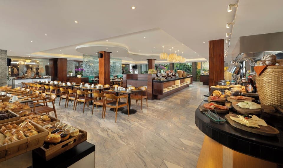 6 restaurants, breakfast, lunch, dinner served; Fusion cuisine