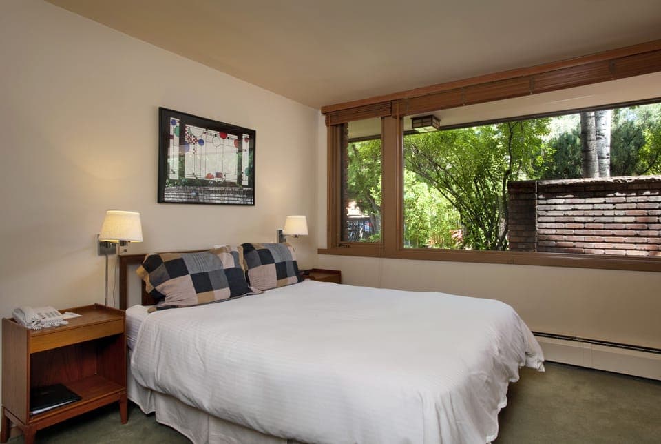 Standard Room | Down comforters, iron/ironing board, free WiFi, bed sheets