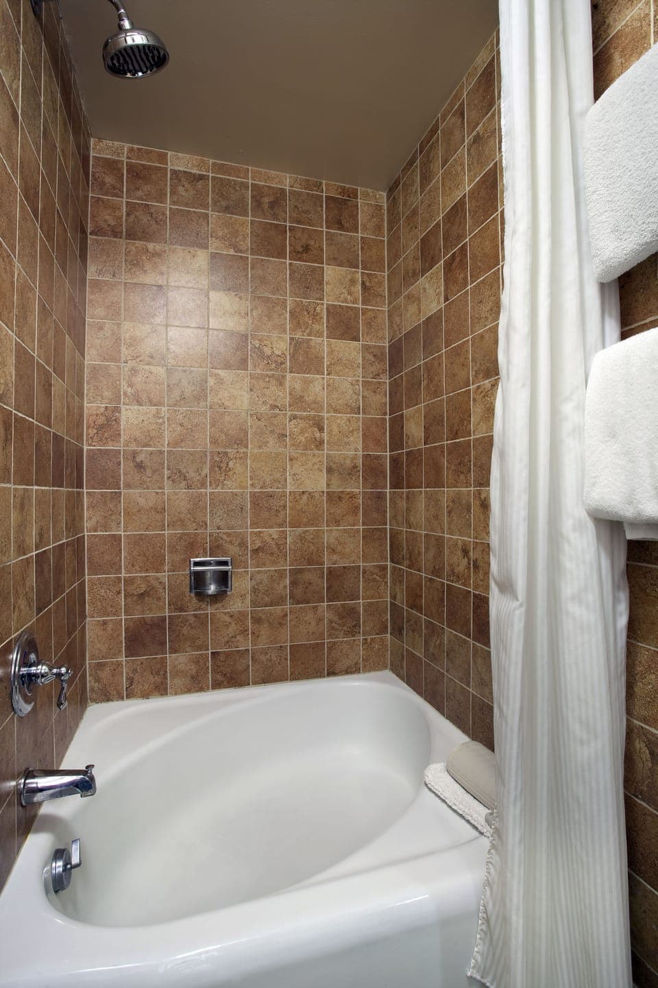 Standard Room | Bathroom | Combined shower/tub, designer toiletries, hair dryer, towels