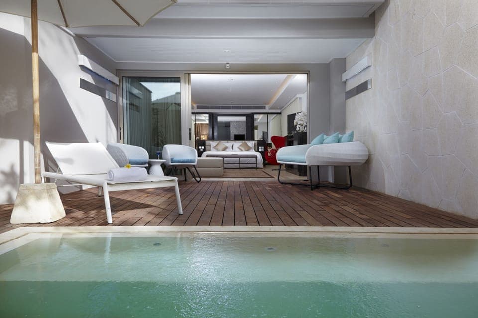 Deluxe Suite Plunge Pool | Premium bedding, minibar, in-room safe, desk