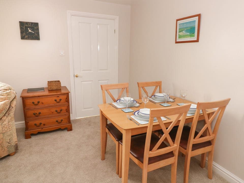 Cottage | Private kitchen | Fridge, electric kettle, toaster, cookware/dishes/utensils