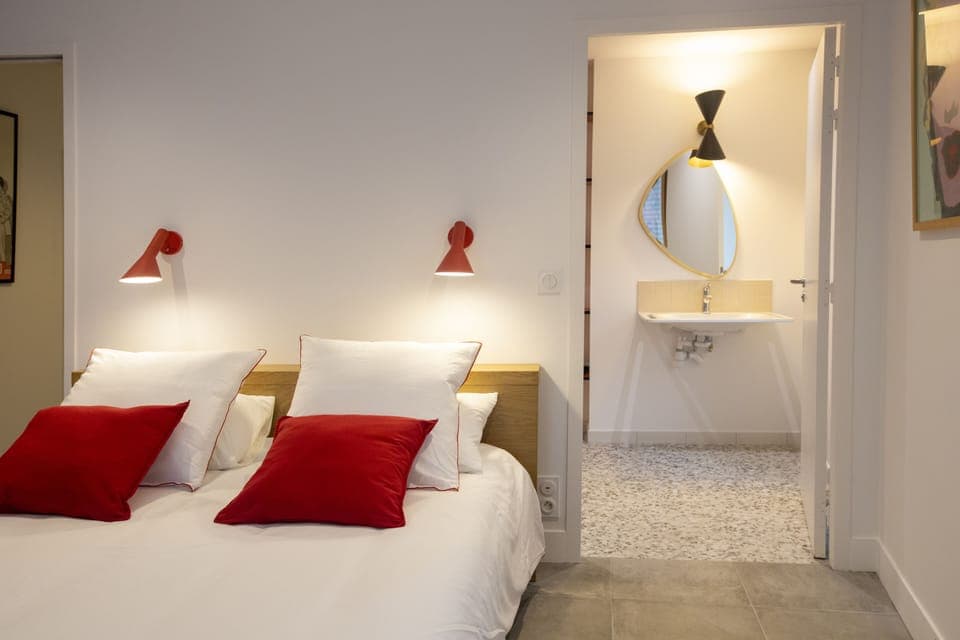 60s Design Room, 1 Queen Bed, Accessible, Non-Smoking | Premium bedding, individually decorated, individually furnished, desk