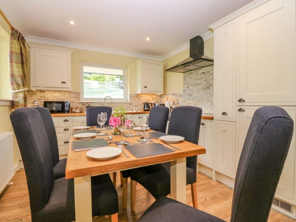 Cottage | Private kitchen | Fridge, dishwasher, electric kettle, toaster