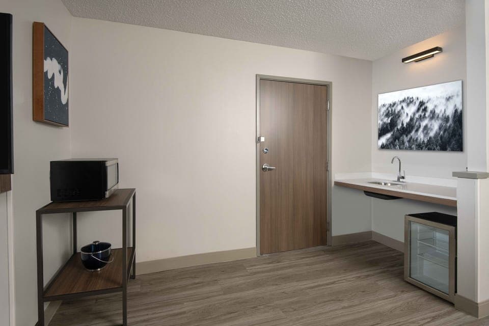 Room, 1 King Bed, Accessible, Bathtub | Premium bedding, down comforters, in-room safe, desk