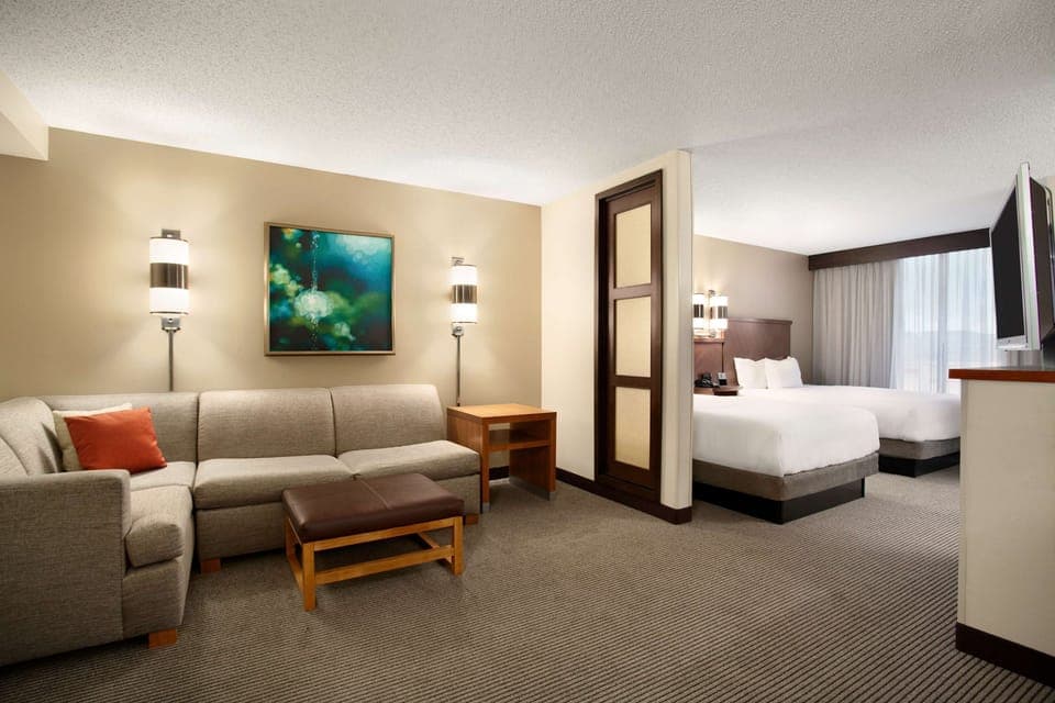 Premium bedding, down comforters, in-room safe, desk