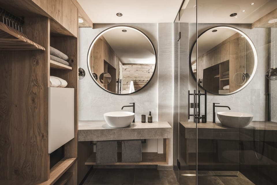 Spring water tub, hair dryer, bathrobes, towels