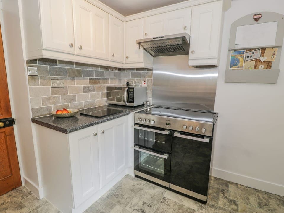 Cottage | Private kitchen | Dishwasher, cookware/dishes/utensils