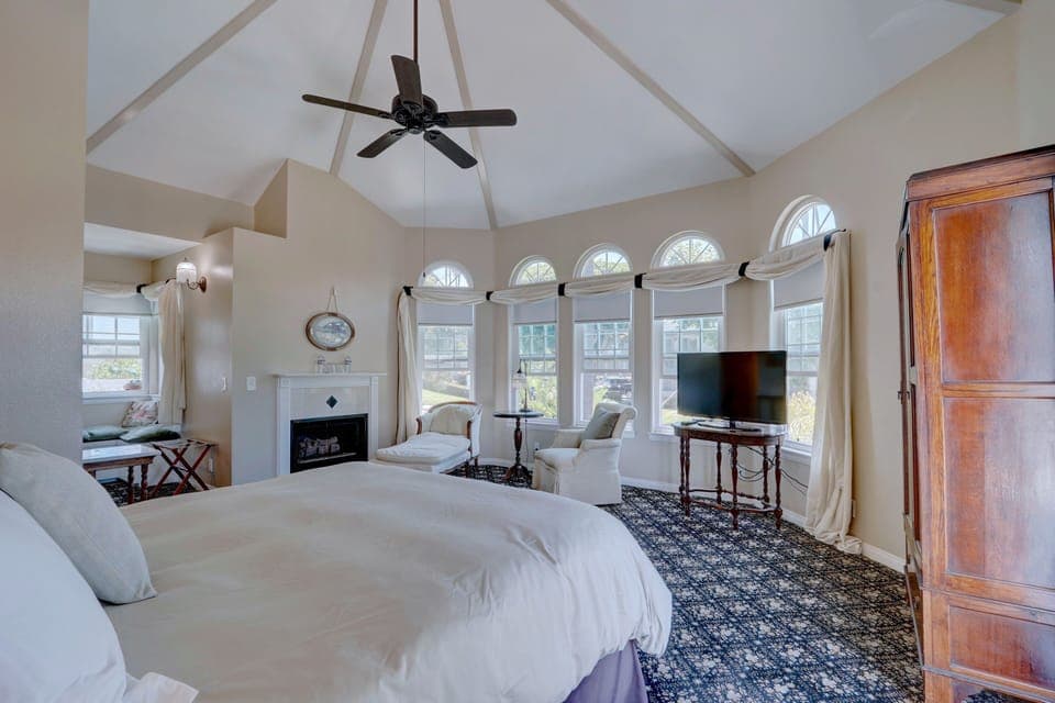 La Jolla | Premium bedding, down comforters, individually decorated