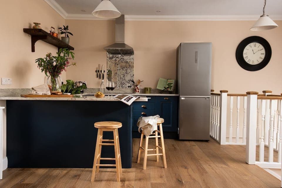 Fairnington East Wing - breakfast bar area with two stools