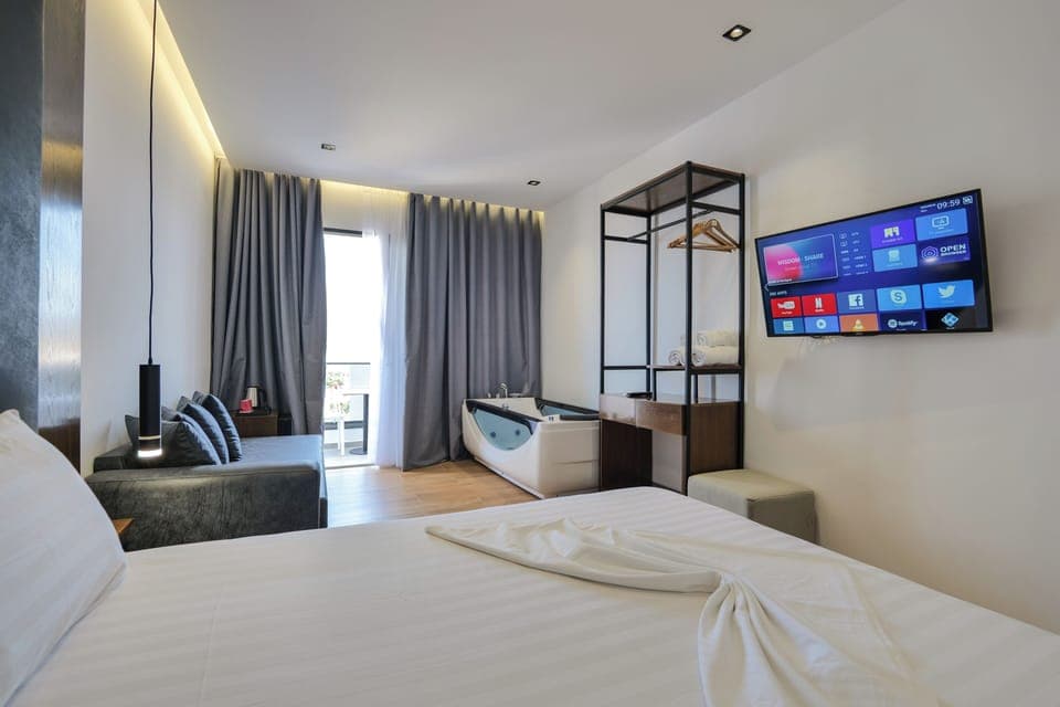 Suite, Hot Tub | Bed sheets