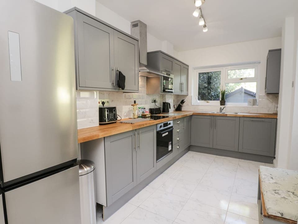 Cottage | Private kitchen | Fridge, dishwasher, electric kettle, toaster