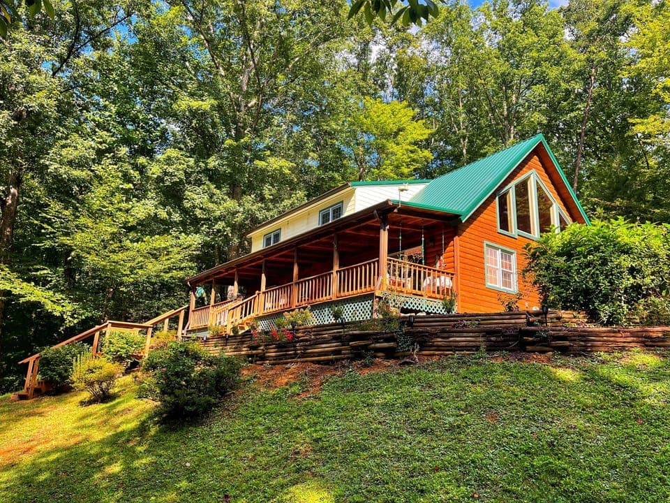 Mystical Mountain Lodge 3 Bed 2 Bath
Hot Tub Fireplace & Mountain Views