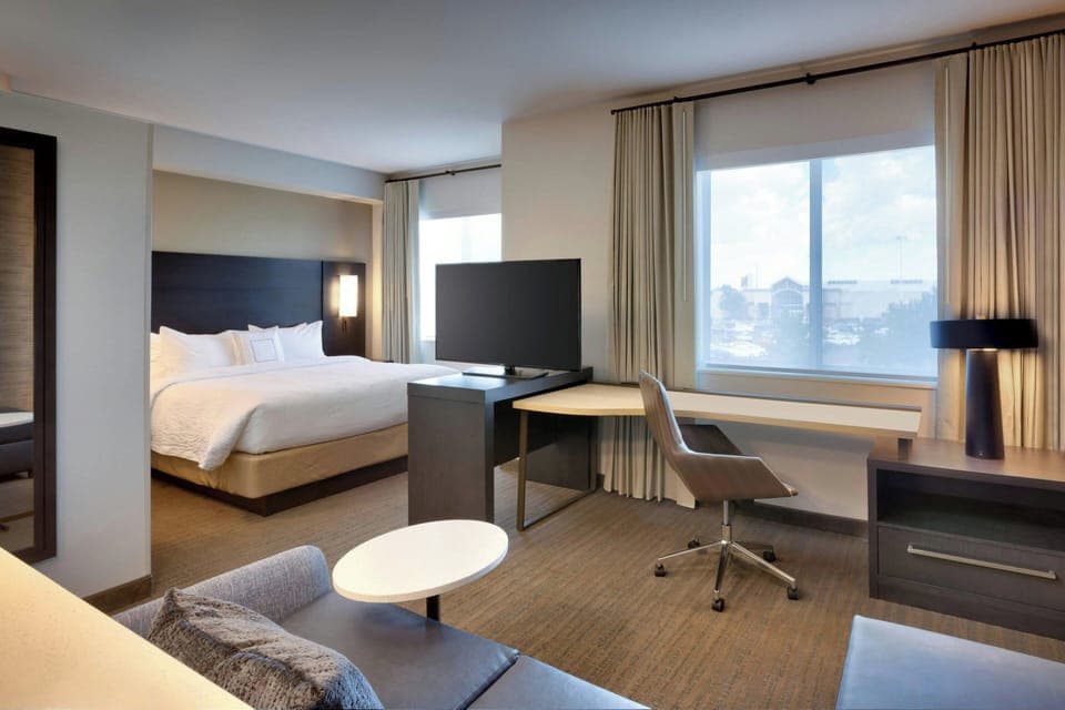 Studio, 1 King Bed with Sofa bed | In-room safe, desk, iron/ironing board, free WiFi