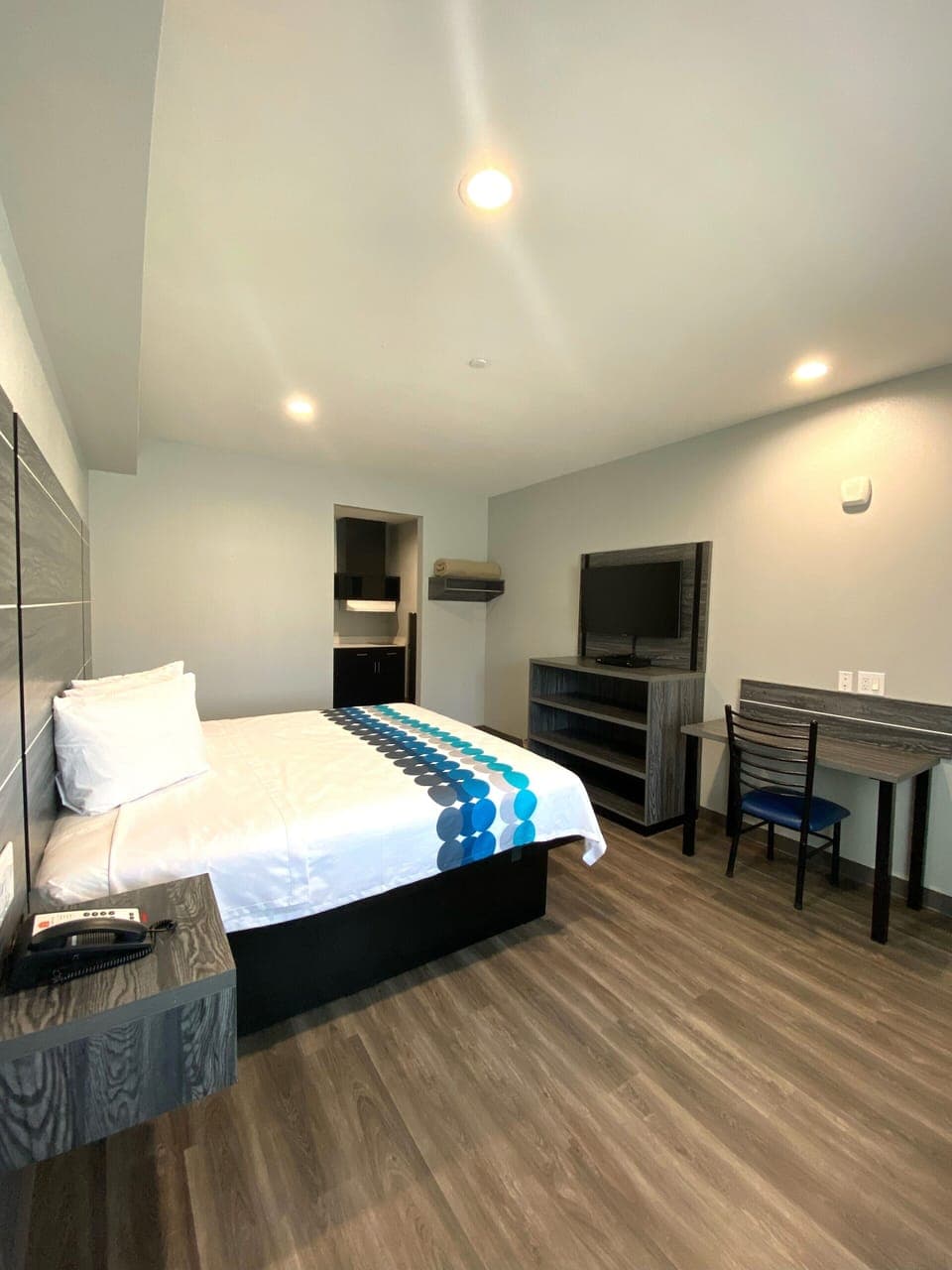 Iron/ironing board, free WiFi, bed sheets