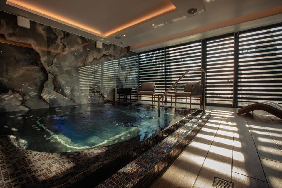 Indoor spa tub