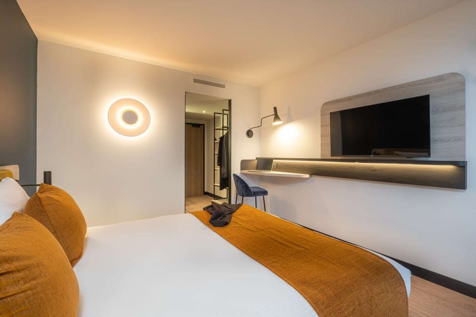 Desk, laptop workspace, soundproofing, bed sheets