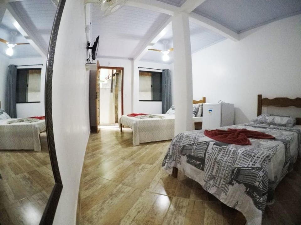 Standard Triple Room | Minibar, bed sheets