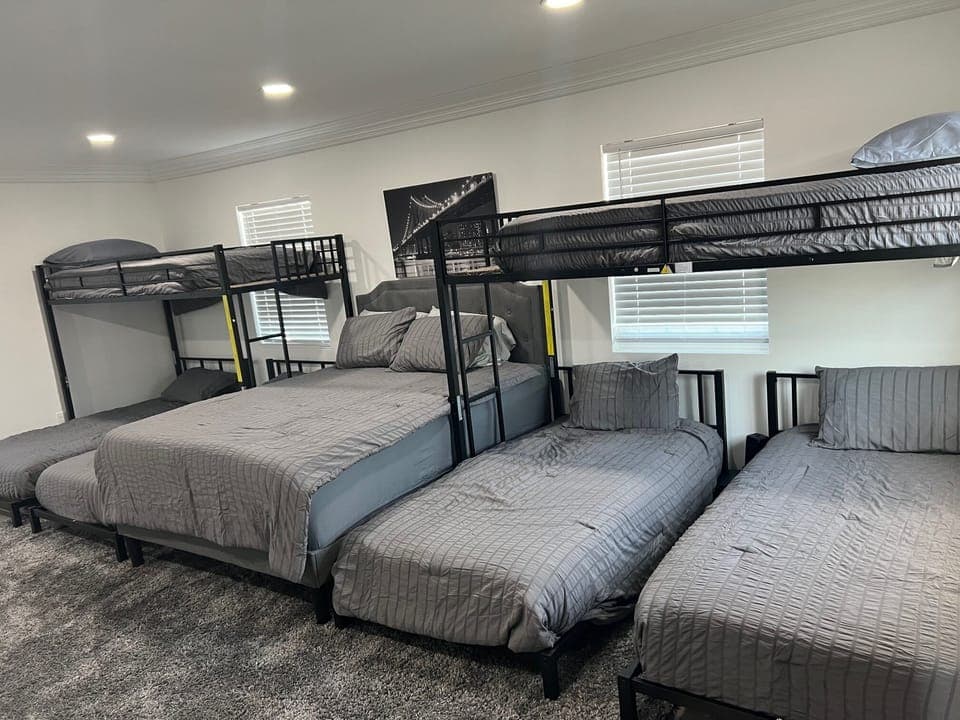 Master Bedroom
6 twin bed
1 queen bed 