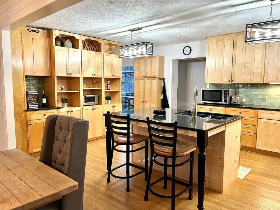 Main House: Fully stocked kitchen