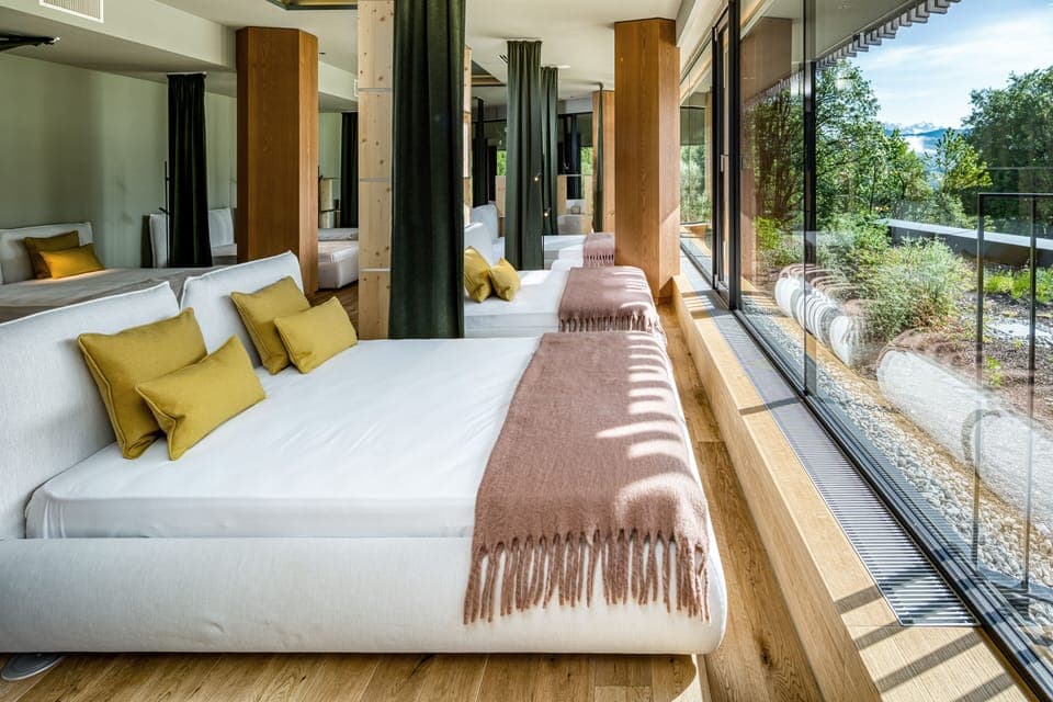 Sauna, steam room, body treatments, facials, 2 treatment rooms