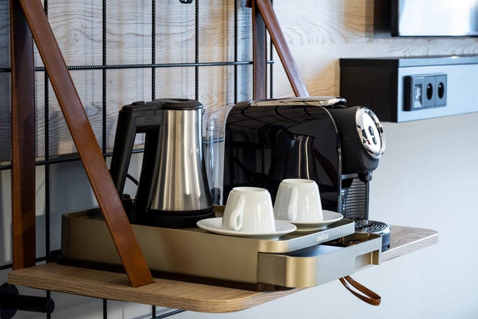 Premium Room, 1 Queen Bed | Desk, laptop workspace, blackout drapes, soundproofing