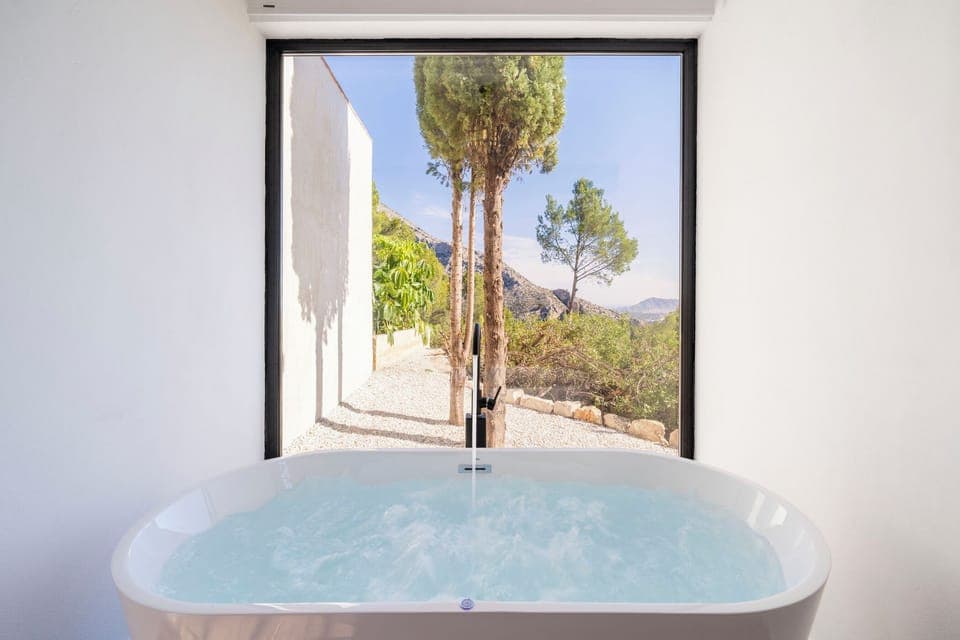Luxury Room | Bathroom | Separate tub and shower, jetted tub, hydromassage showerhead