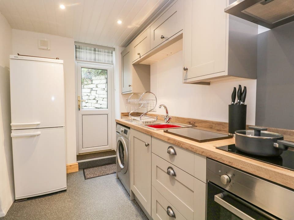 Cottage | Private kitchen | Fridge, electric kettle, toaster, cookware/dishes/utensils